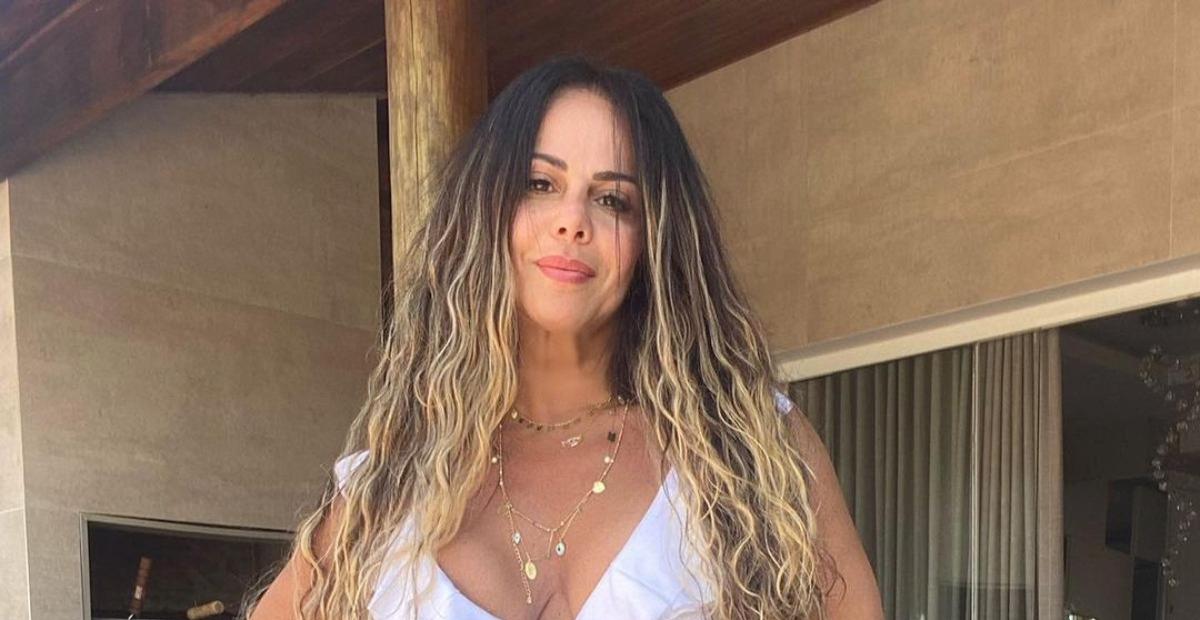 De biquíni, Viviane Araujo exibe corpaço e barriga sarada em clique e diz: ”Não tô assim não!”