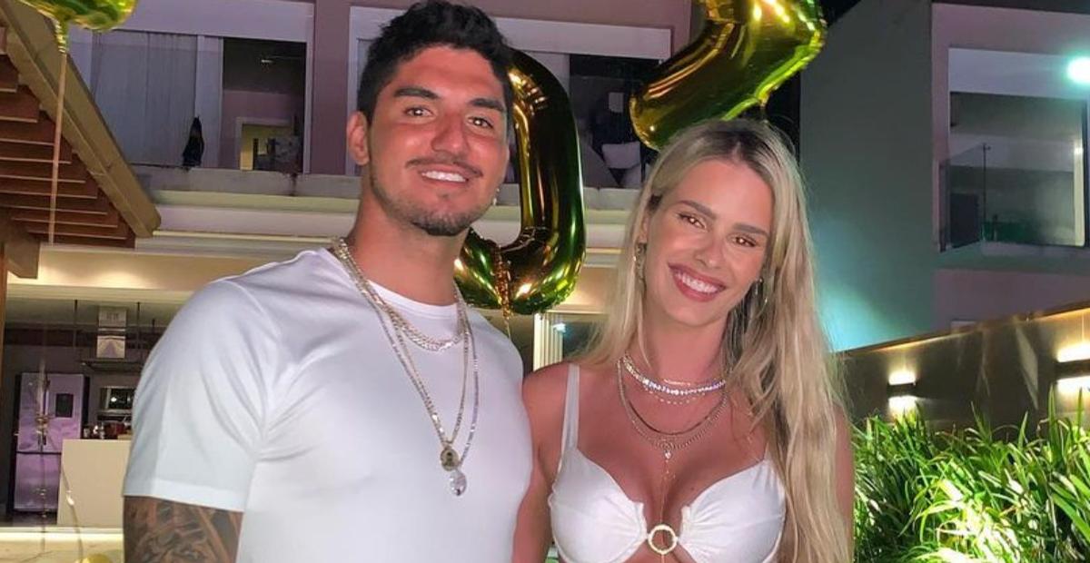 Yasmin Brunet surge deitada no colo de Gabriel Medina em foto e se declara: ”Melhor lugar”