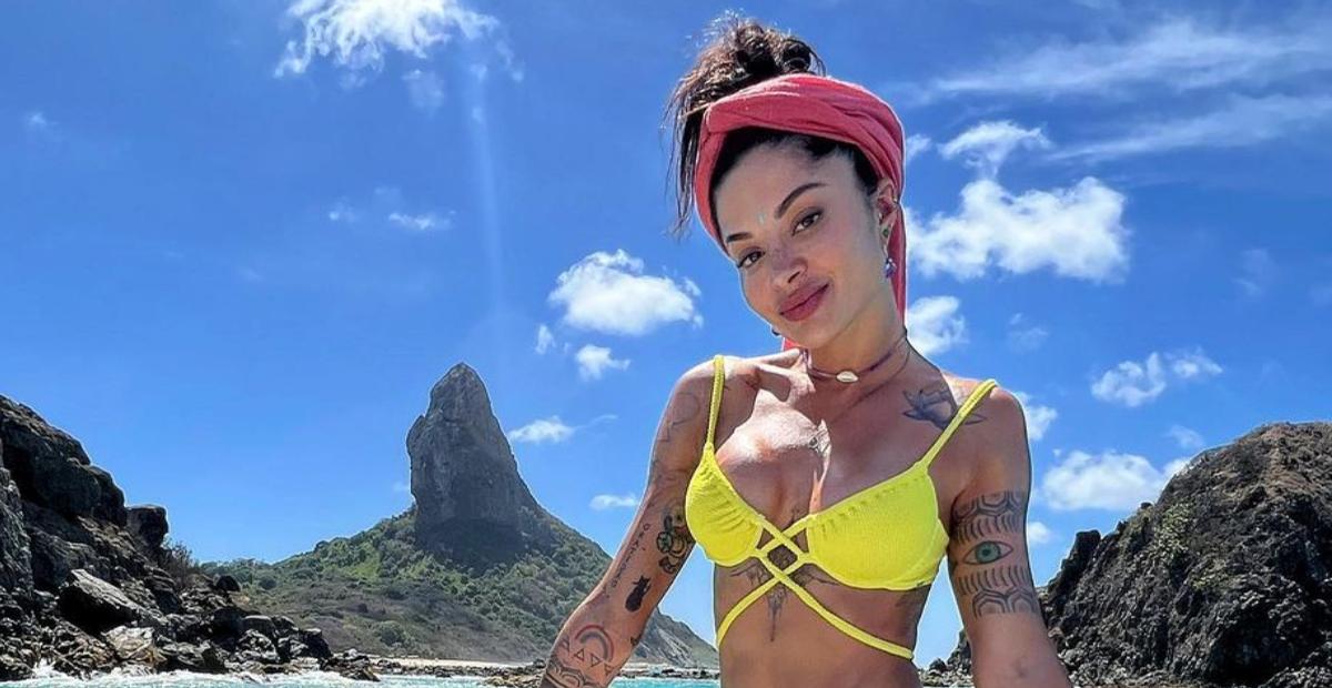 Com covid em Noronha, Aline Campos surge fazendo faxina de biquíni