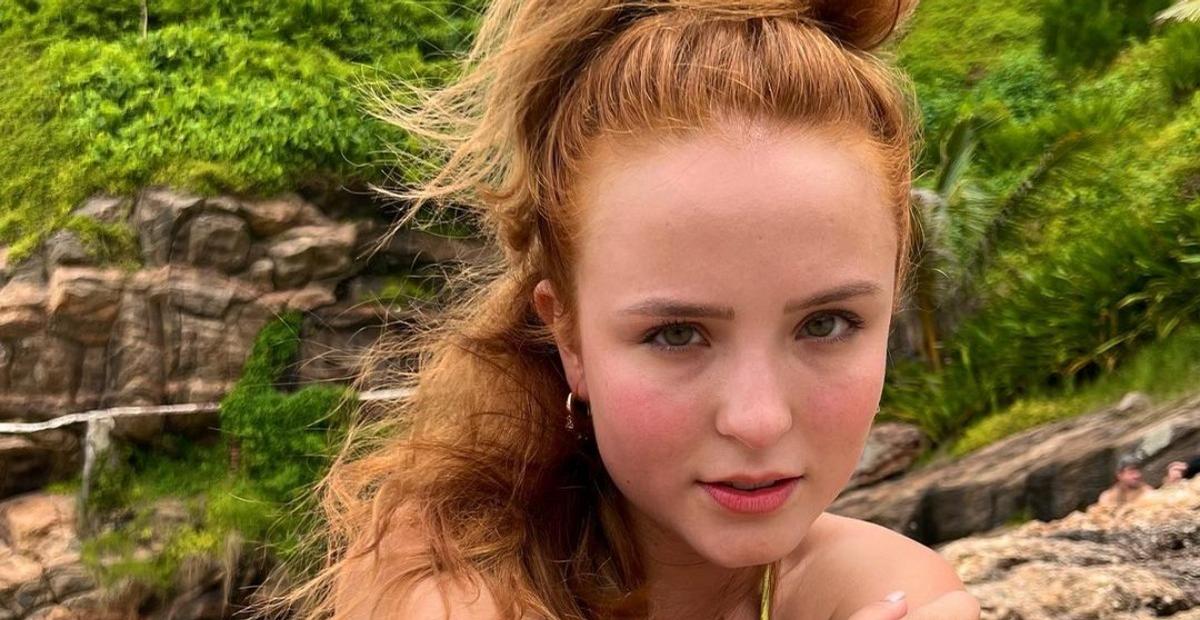 De biquíni, Larissa Manoela esbanja beleza natural e exibe corpaço real em dia de praia: ”Deusa”