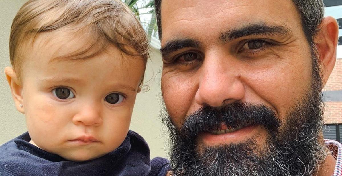 Juliano Cazarré posta clique fofo da caçula na praia e comemora um aninho de Maria Madalena