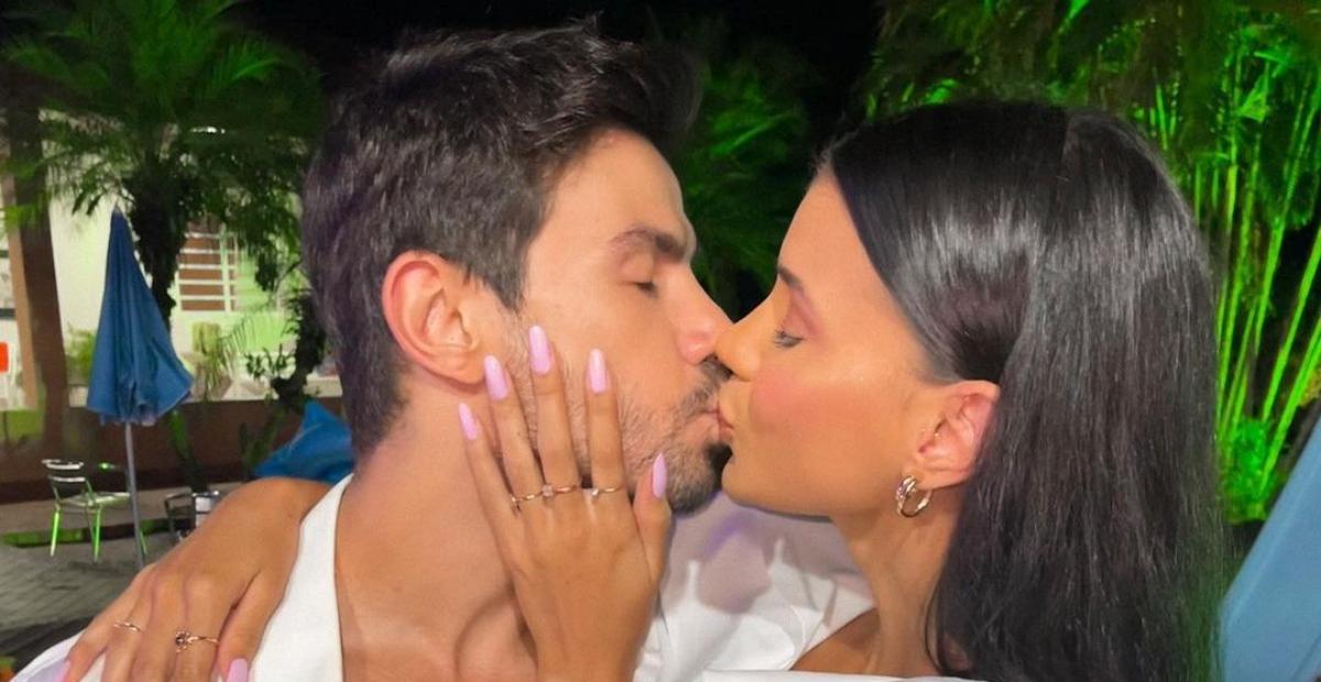 Mariano compartilha clique romântico com a amada, Jakelyne Oliveira, e se derrete: ”Minha prenda”