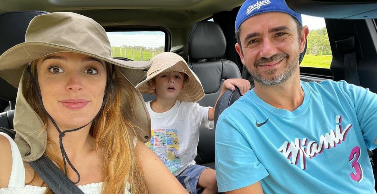 Grávida, Rafa Brites mergulha em açude de roupa e tudo com o marido e o filho