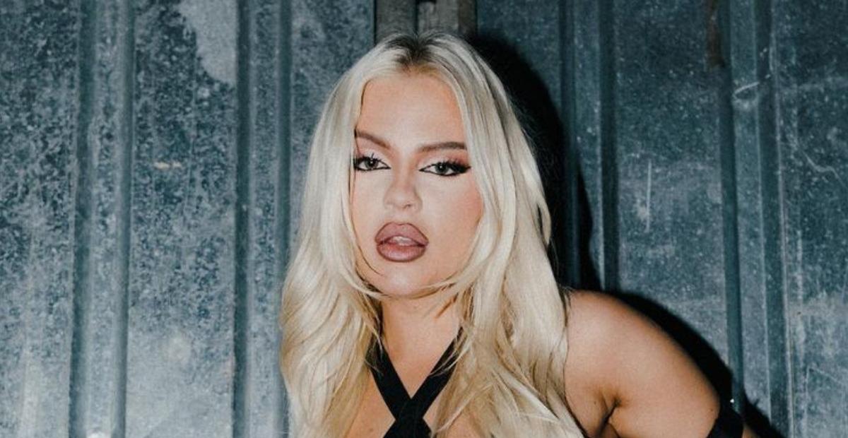 No espelho, Luísa Sonza deixa fãs babando ao exibir o bumbum real de fio dental: ”Mulher do ano”