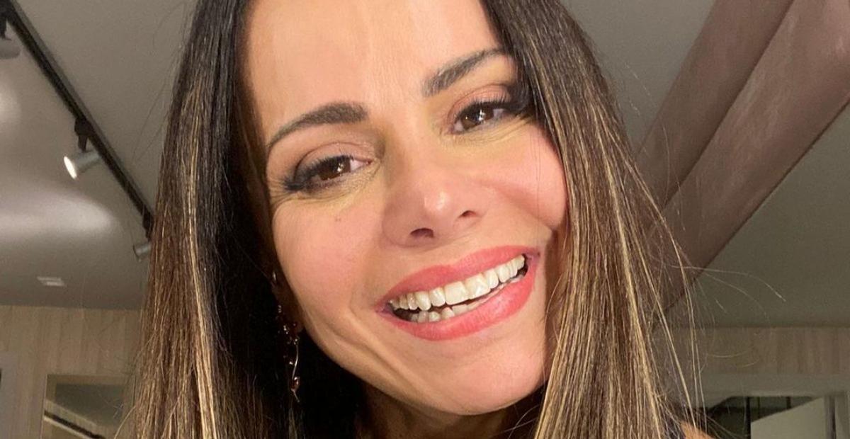 De biquíni, Viviane Araujo arranca elogios e rouba a cena ao exibir barriga sarada: ”Mulherão”