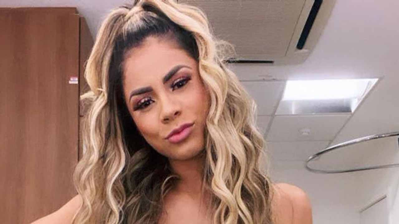 Lexa dispensa sutiã e arranca suspiros com maiô super provocante
