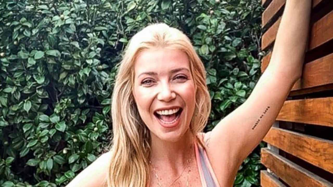 Luiza Possi exibe corpão de biquíni em dia de verão na piscina