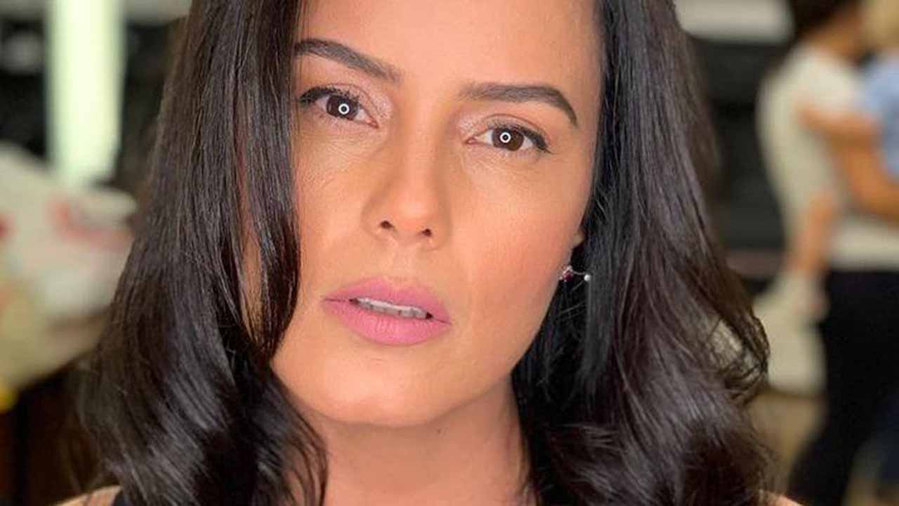 De costas, Luciele Di Camargo impressiona com curvas e bumbum perfeito