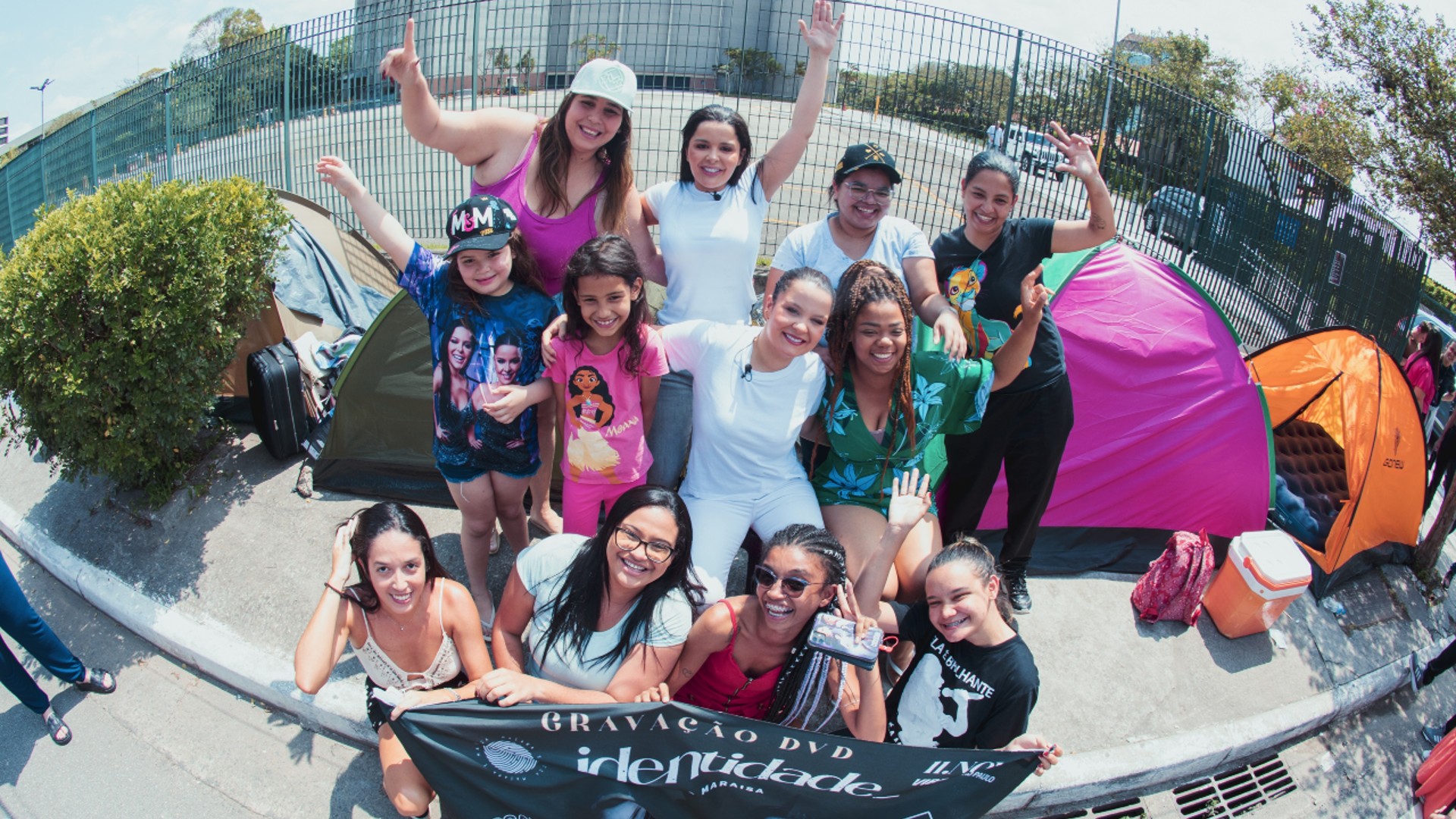 Maiara e Maraisa surpreendem fãs acampados: “entrada antecipada”
