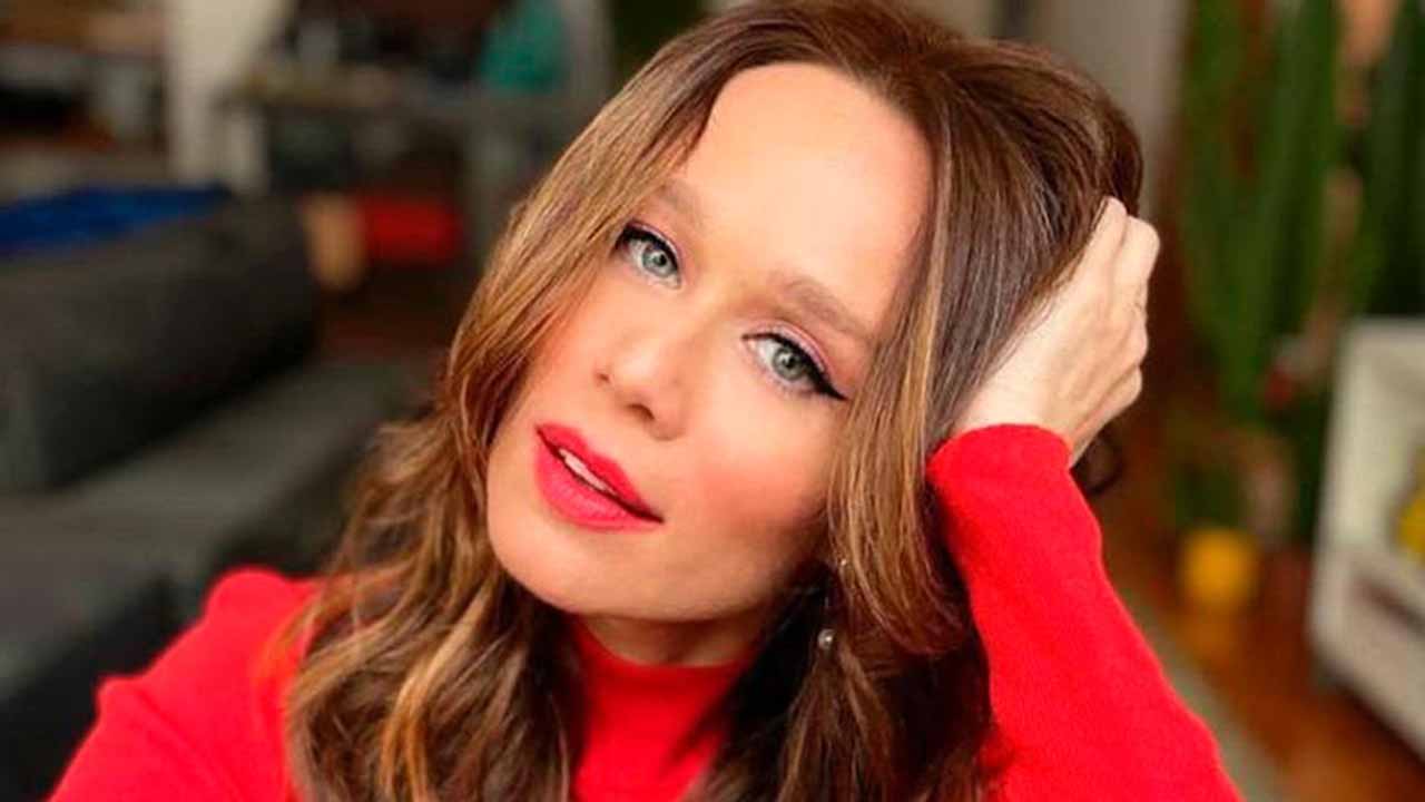 Mariana Ximenes surge só de roupão e beleza arranca muitos suspiros