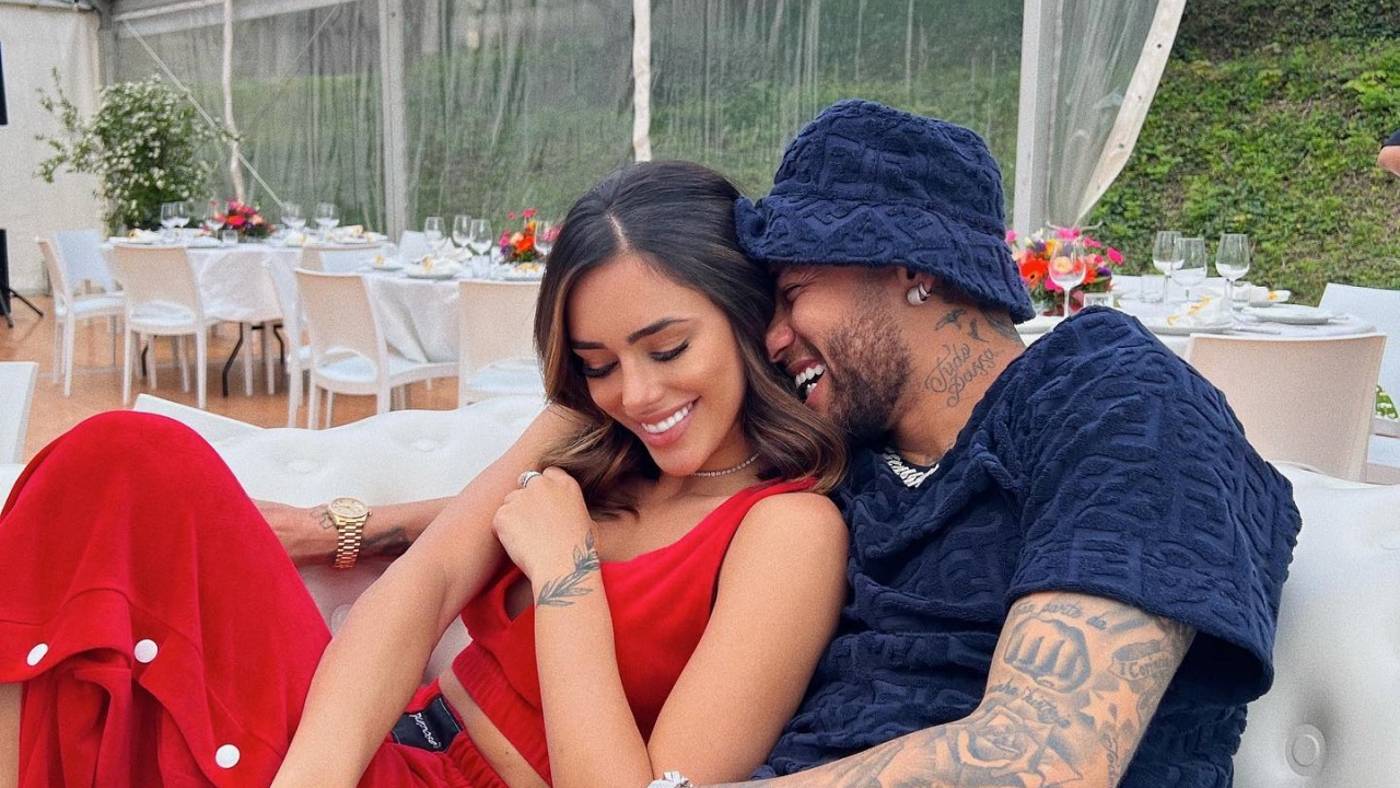 De férias com Neymar, Bruna Biancardi nada com golfinhos em Dubai