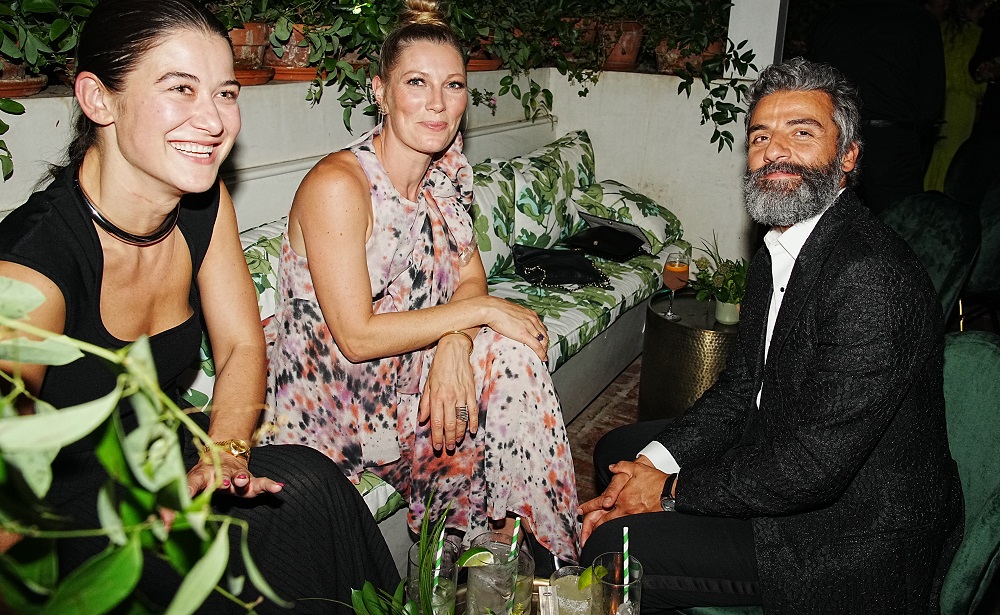 Oscar Isaac, ator, com o duo de relógio Montblanc Star Legacy Automatic Day