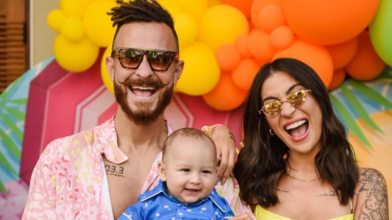 Bianca Andrade e Fred celebram 6 meses de Cris com festa em clima de praia