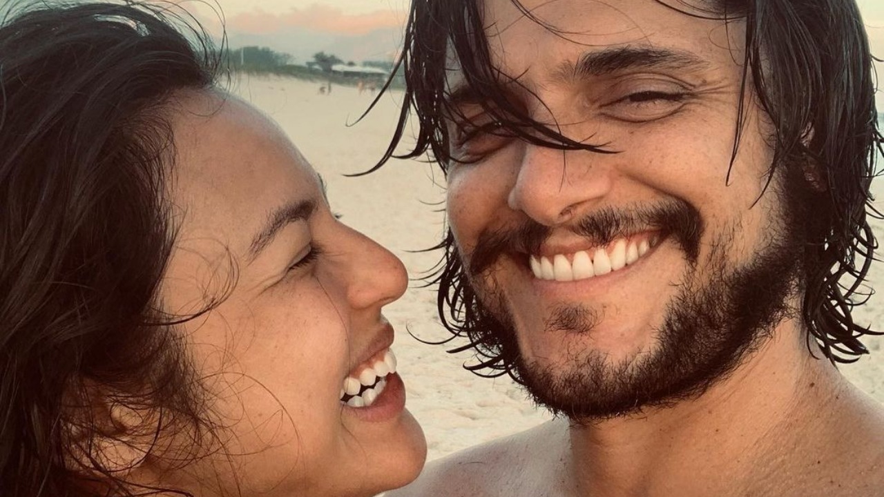 Prestes a dar à luz, Yanna Lavigne exibe barrigão em dia de praia com a família: ”Eu vou explodir!”