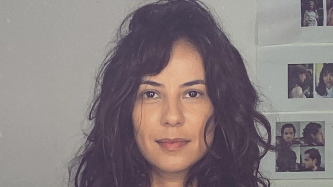 Andréia Horta posta clique de cara limpa nos bastidores de gravações e brinca: ”Trabalhadora no ambiente de trabalho”