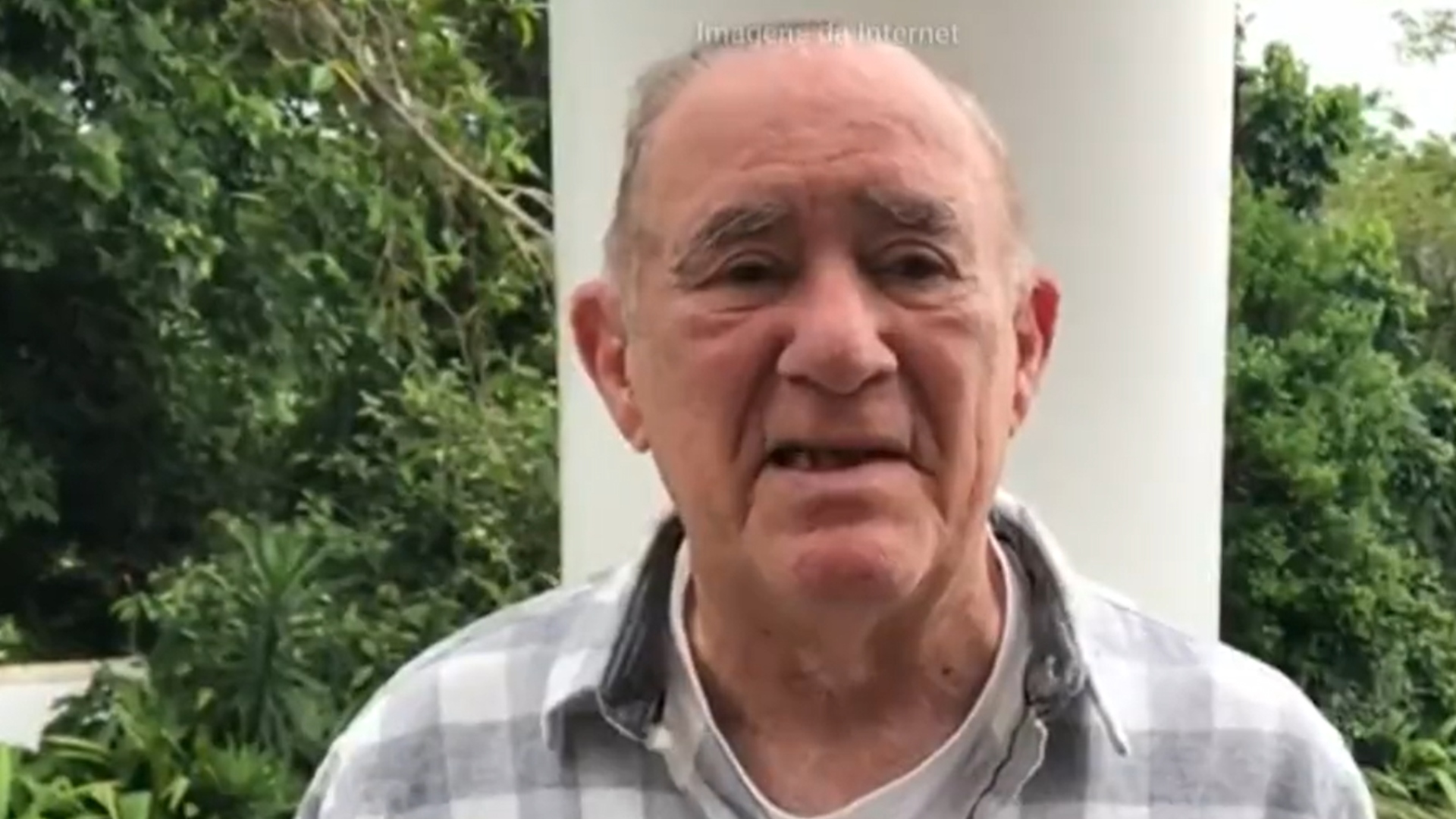Renato Aragão se emociona ao se despedir de Roberto Guilherme
