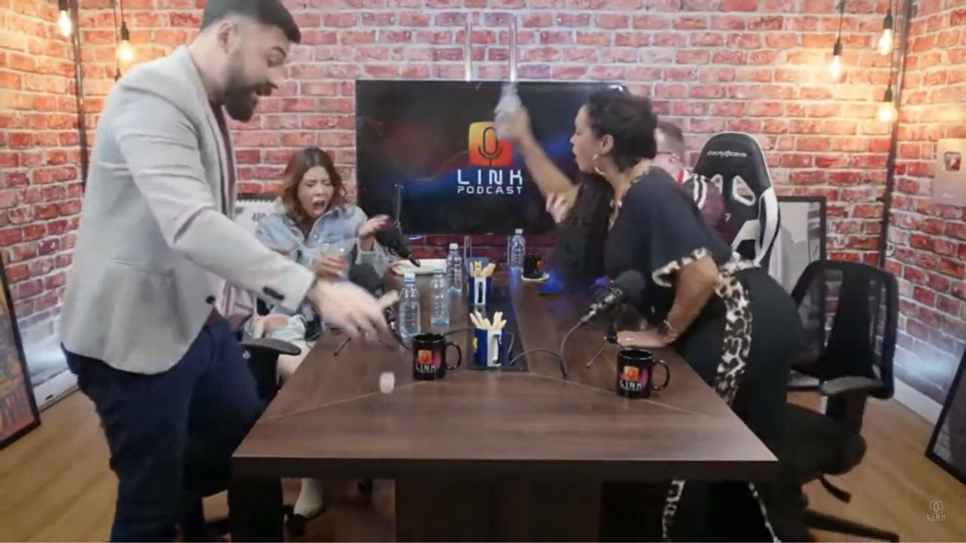 A Fazenda 14: Rosiane joga água na cara de Ingrid Ohara em podcast