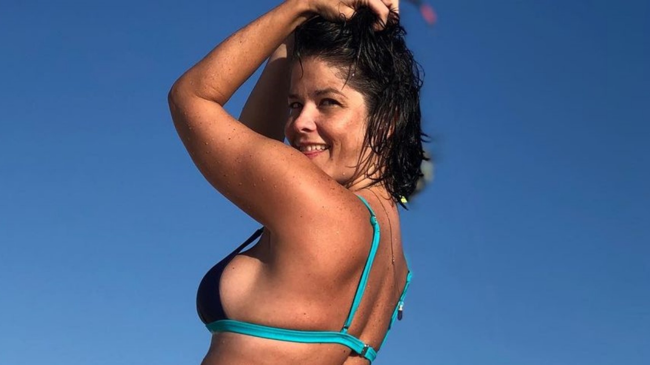 Em dia de praia, Samara Felippo exibe o bumbum ao postar clique de biquíni