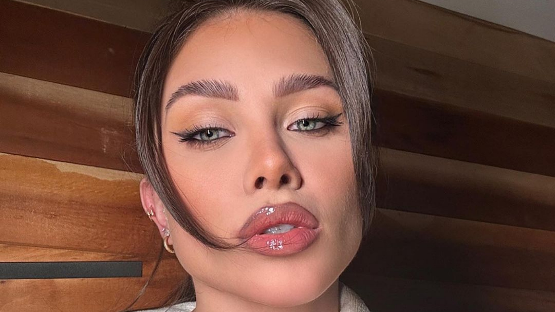Flavia Pavanelli se desespera após porta do box de seu banheiro quebrar: ‘Me machuquei’; veja