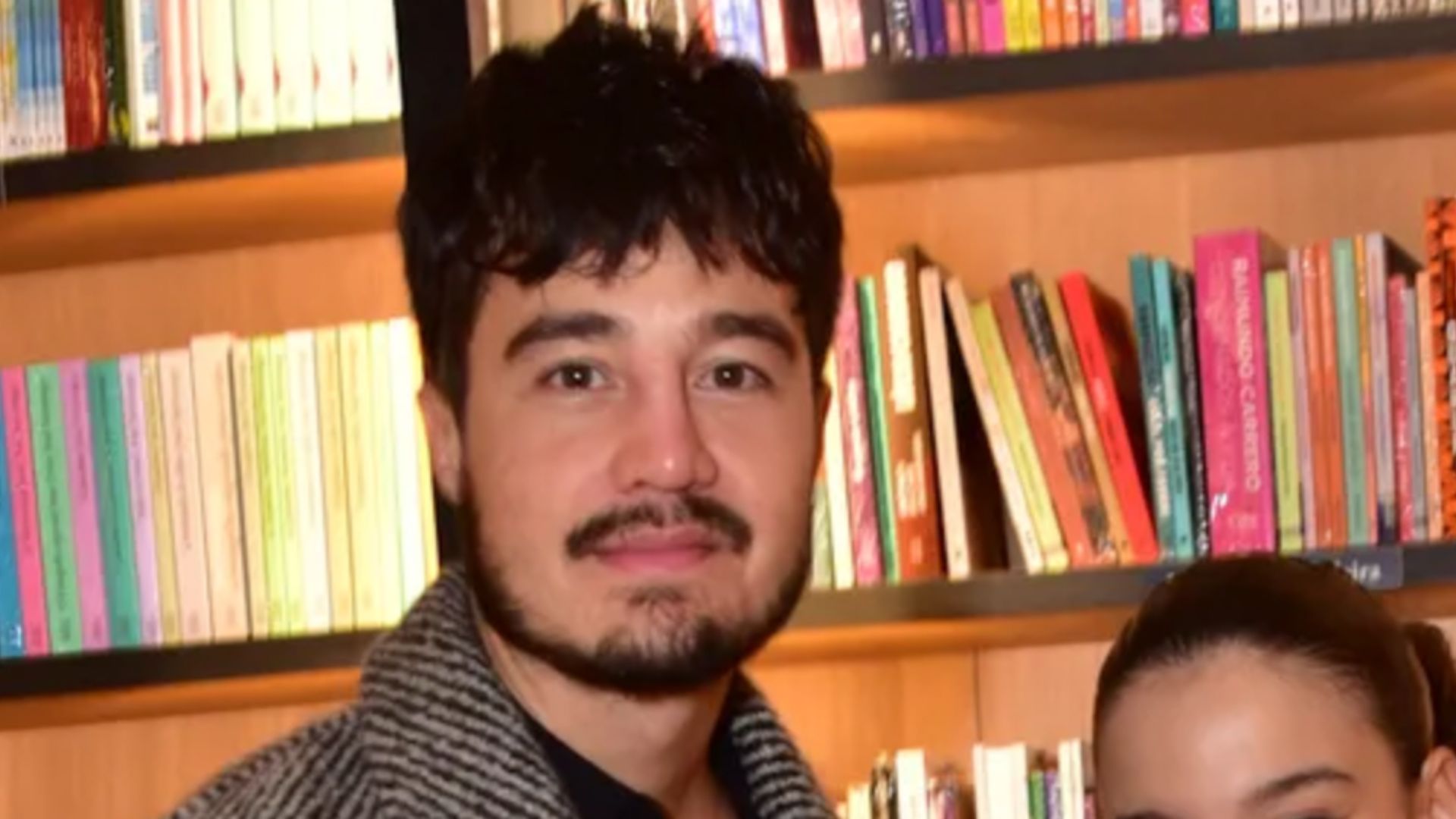 Casadíssimo! Tiago Iorc faz raríssima aparição ao lado da namorada em evento