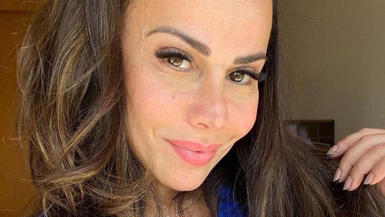 Grávida, Viviane Araújo mostra barriguinha em evento de Carnaval