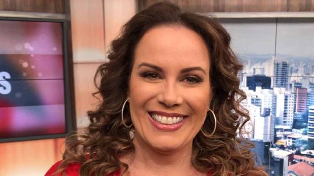 Com 53 anos, Regina Volpato é clicada de biquíni e chama muita atenção em praia no exterior