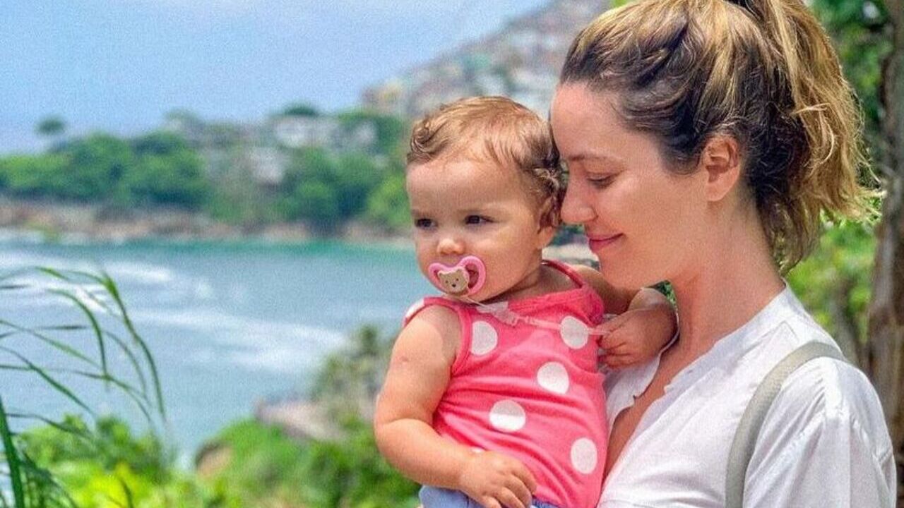 Nathalia Dill encanta ao compartilhar registros de passeio com a pequena Eva
