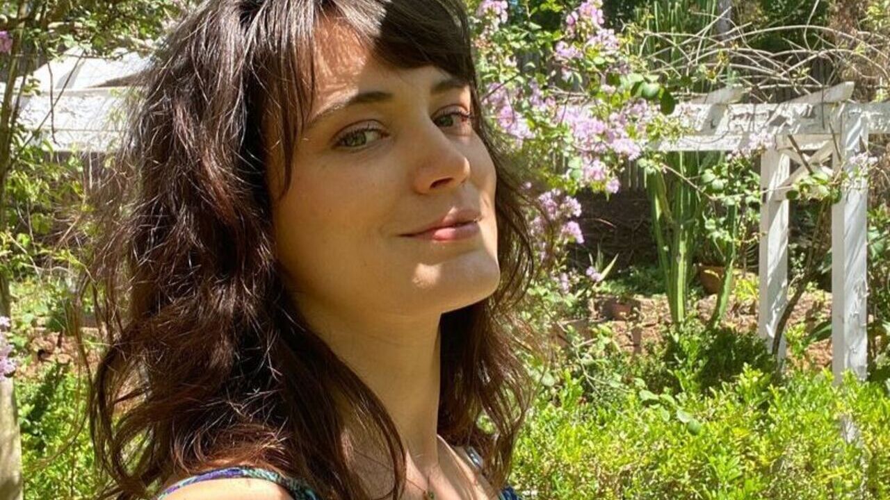 Bianca Bin faz selfie e encanta ao esbanjar beleza exuberante