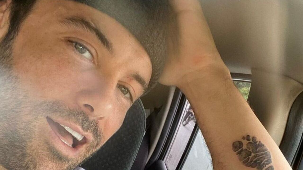 Kayky Brito faz registro divertido do filho em pediatra e brinca: ”Esse leite materno tá fazendo muito bem”